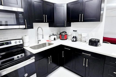 House in Dania Beach, Florida 3 bedrooms, 106.74 sq.m. № 1756194 - photo 4