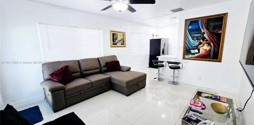 House in Dania Beach, Florida 3 bedrooms, 106.74 sq.m. № 1756194