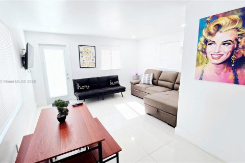 House in Dania Beach, Florida 3 bedrooms, 106.74 sq.m. № 1756194 - photo 8
