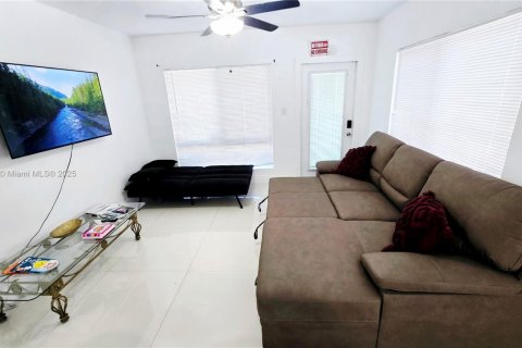 House in Dania Beach, Florida 3 bedrooms, 106.74 sq.m. № 1756194 - photo 3