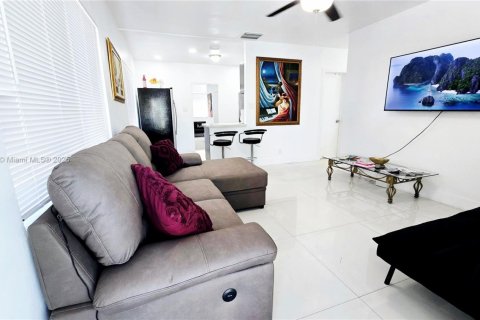 House in Dania Beach, Florida 3 bedrooms, 106.74 sq.m. № 1756194 - photo 2