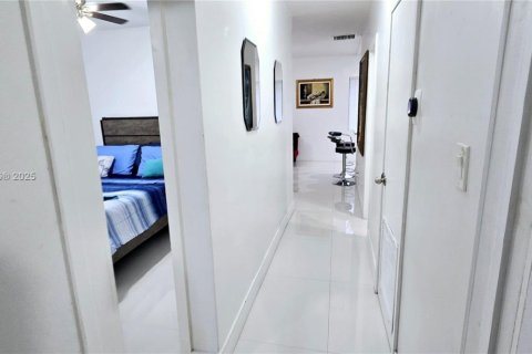House in Dania Beach, Florida 3 bedrooms, 106.74 sq.m. № 1756194 - photo 12