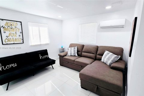 House in Dania Beach, Florida 3 bedrooms, 106.74 sq.m. № 1756194 - photo 9