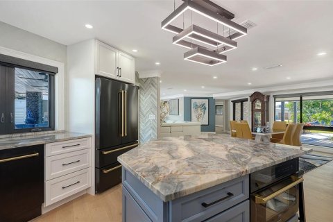 House in Sarasota, Florida 4 bedrooms, 297.29 sq.m. № 2420284 - photo 10