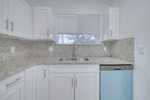 Снять в аренду виллу или дом в Майами, Флорида 3 спальни, 116.13м2, № 2027651 - фото 16