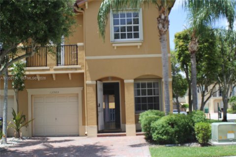 Townhouse in Miami, Florida 3 bedrooms, 161 sq.m. № 2246660 - photo 3
