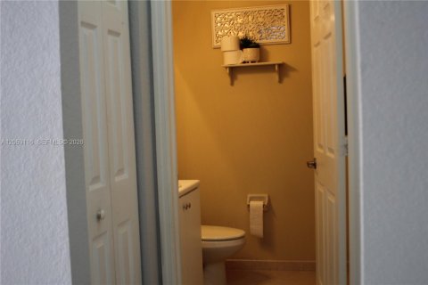 Townhouse in Miami, Florida 3 bedrooms, 161 sq.m. № 2246660 - photo 27