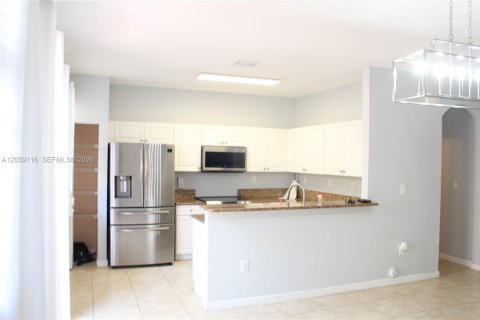 Townhouse in Miami, Florida 3 bedrooms, 161 sq.m. № 2246660 - photo 6