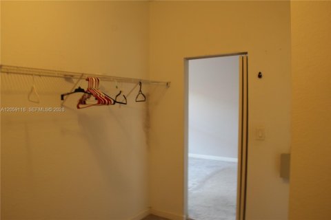 Townhouse in Miami, Florida 3 bedrooms, 161 sq.m. № 2246660 - photo 16