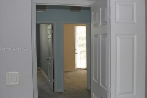 Townhouse in Miami, Florida 3 bedrooms, 161 sq.m. № 2246660 - photo 29
