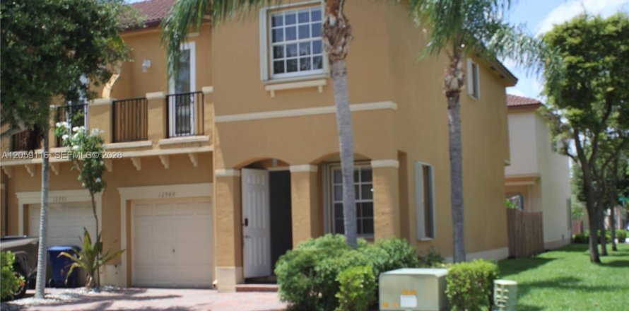 Townhouse in Miami, Florida 3 bedrooms, 161 sq.m. № 2246660