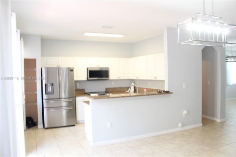 Townhouse in Miami, Florida 3 bedrooms, 161 sq.m. № 2246660 - photo 8