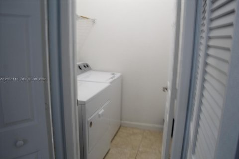Townhouse in Miami, Florida 3 bedrooms, 161 sq.m. № 2246660 - photo 24
