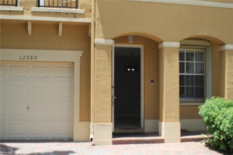 Townhouse in Miami, Florida 3 bedrooms, 161 sq.m. № 2246660 - photo 5