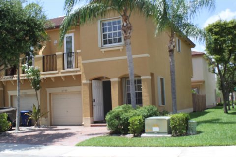 Townhouse in Miami, Florida 3 bedrooms, 161 sq.m. № 2246660 - photo 2