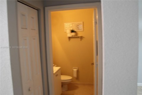 Townhouse in Miami, Florida 3 bedrooms, 161 sq.m. № 2246660 - photo 9