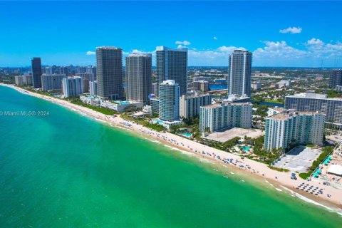 Copropriété à vendre à Hollywood, Floride: 2 chambres, 114.83 m2 № 1694703 - photo 1
