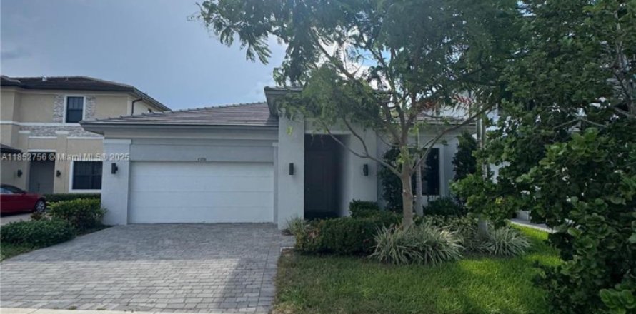 Villa ou maison à Miramar, Floride 4 chambres, 211.26 m2 № 1877547