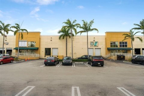 Commercial property in Doral, Florida № 2086689 - photo 4