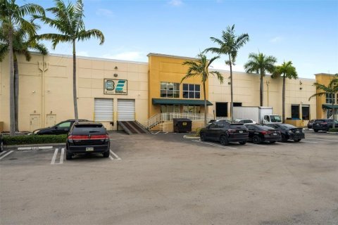 Commercial property in Doral, Florida № 2086689