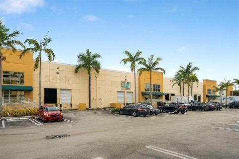Commercial property in Doral, Florida № 2086689 - photo 5