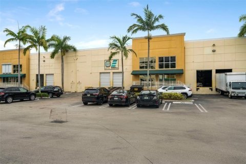 Commercial property in Doral, Florida № 2086689 - photo 2