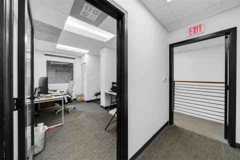 Commercial property in Doral, Florida № 2086689 - photo 25
