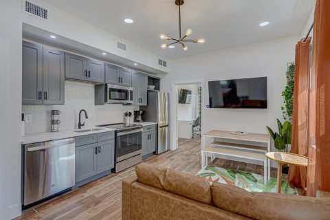 House in West Palm Beach, Florida 2 bedrooms, 69.86 sq.m. № 2184999 - photo 7