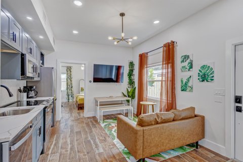 House in West Palm Beach, Florida 2 bedrooms, 69.86 sq.m. № 2184999 - photo 3