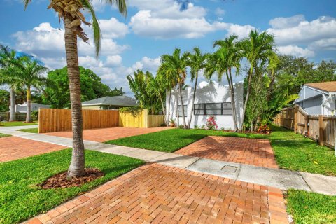 House in West Palm Beach, Florida 2 bedrooms, 69.86 sq.m. № 2184999 - photo 2