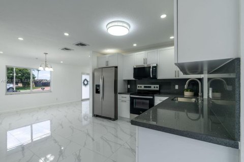 Villa ou maison à vendre à Pembroke Pines, Floride: 3 chambres, 153.75 m2 № 2074945 - photo 11