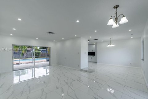 Villa ou maison à vendre à Pembroke Pines, Floride: 3 chambres, 153.75 m2 № 2074945 - photo 4
