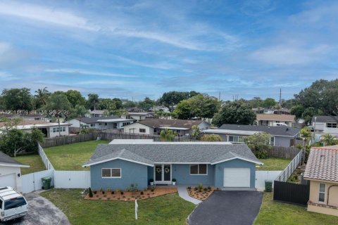 Villa ou maison à vendre à Pembroke Pines, Floride: 3 chambres, 153.75 m2 № 2074945 - photo 2
