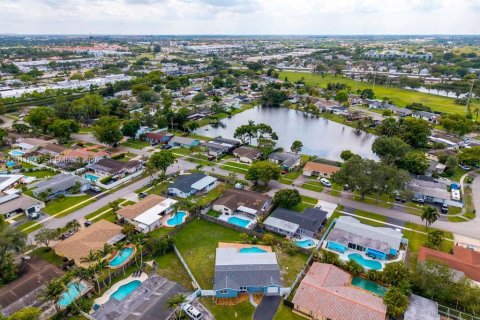 Villa ou maison à vendre à Pembroke Pines, Floride: 3 chambres, 153.75 m2 № 2074945 - photo 3