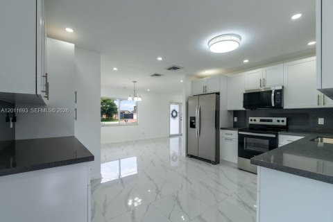 Villa ou maison à vendre à Pembroke Pines, Floride: 3 chambres, 153.75 m2 № 2074945 - photo 10