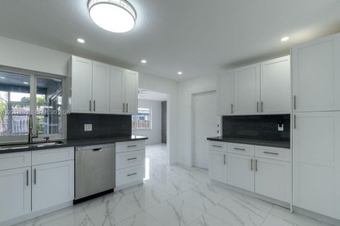 Villa ou maison à vendre à Pembroke Pines, Floride: 3 chambres, 153.75 m2 № 2074945 - photo 12