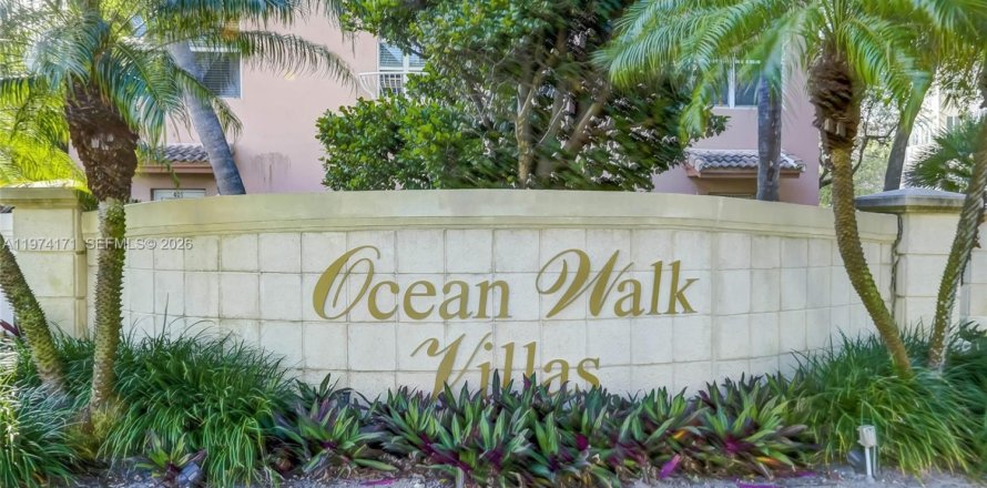 Townhouse in Lauderdale-by-the-Sea, Florida 2 bedrooms, 160.16 sq.m. № 2036484