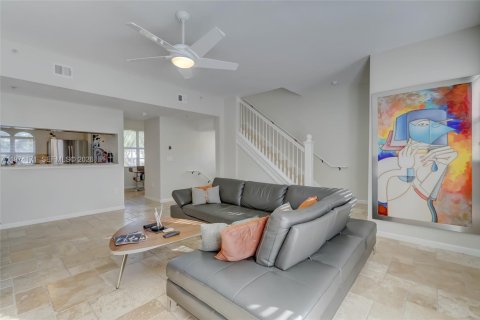Townhouse in Lauderdale-by-the-Sea, Florida 2 bedrooms, 160.16 sq.m. № 2036484 - photo 5