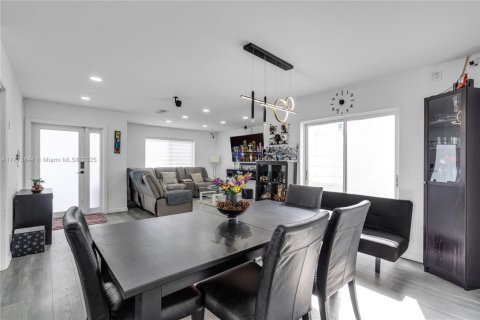 House in Miami, Florida 3 bedrooms, 146.88 sq.m. № 1877641 - photo 8
