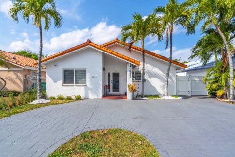 House in Miami, Florida 3 bedrooms, 146.88 sq.m. № 1877641 - photo 2