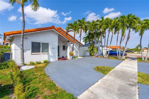 House in Miami, Florida 3 bedrooms, 146.88 sq.m. № 1877641 - photo 1