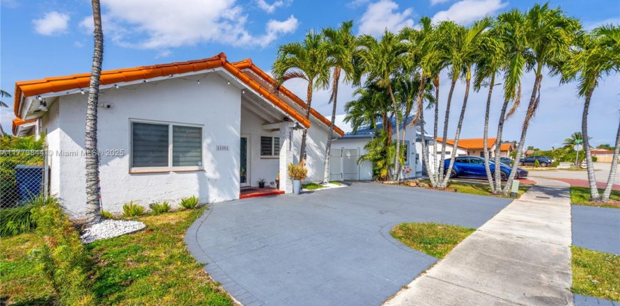 House in Miami, Florida 3 bedrooms, 146.88 sq.m. № 1877641