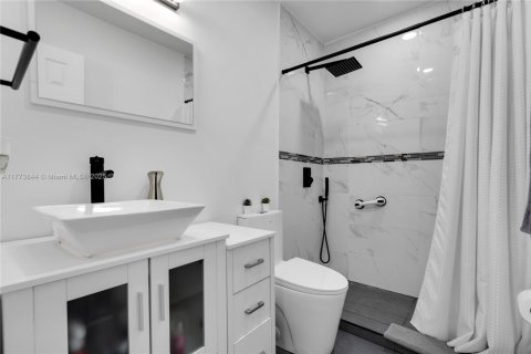 House in Miami, Florida 3 bedrooms, 146.88 sq.m. № 1877641 - photo 14