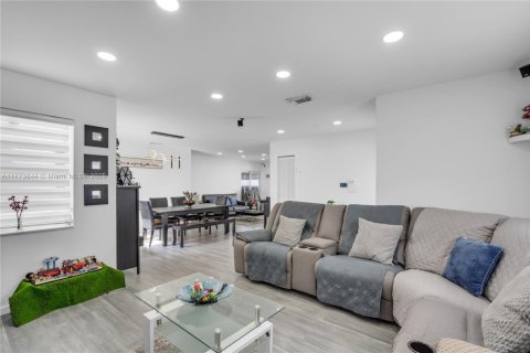 House in Miami, Florida 3 bedrooms, 146.88 sq.m. № 1877641 - photo 5