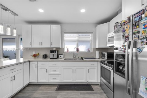 House in Miami, Florida 3 bedrooms, 146.88 sq.m. № 1877641 - photo 12