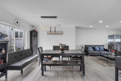 House in Miami, Florida 3 bedrooms, 146.88 sq.m. № 1877641 - photo 6