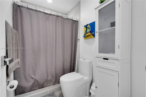 House in Miami, Florida 3 bedrooms, 146.88 sq.m. № 1877641 - photo 23