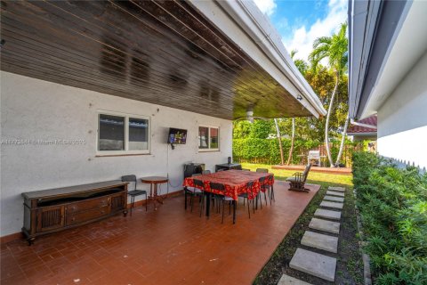 House in Miami, Florida 3 bedrooms, 146.88 sq.m. № 1877641 - photo 25