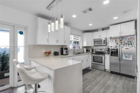 House in Miami, Florida 3 bedrooms, 146.88 sq.m. № 1877641 - photo 11