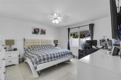 House in Miami, Florida 3 bedrooms, 146.88 sq.m. № 1877641 - photo 19